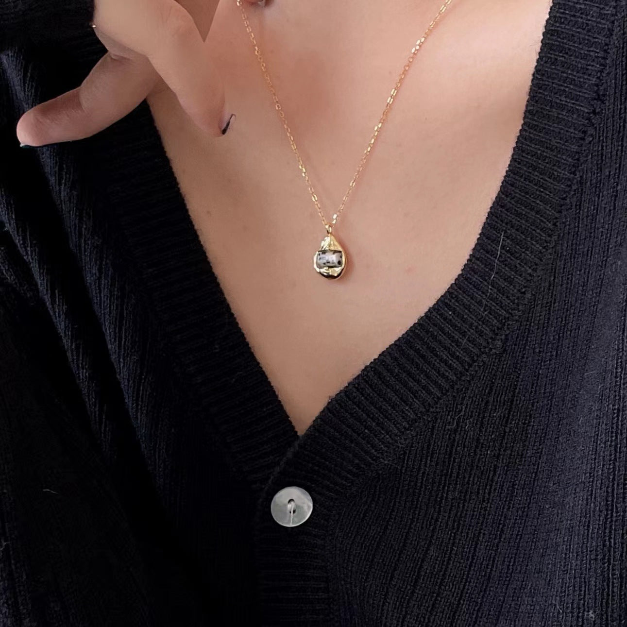 Collar con Colgante Minimalista Geométrico de Piedra Cebra en Plata de Ley 925 con Textura Natural
