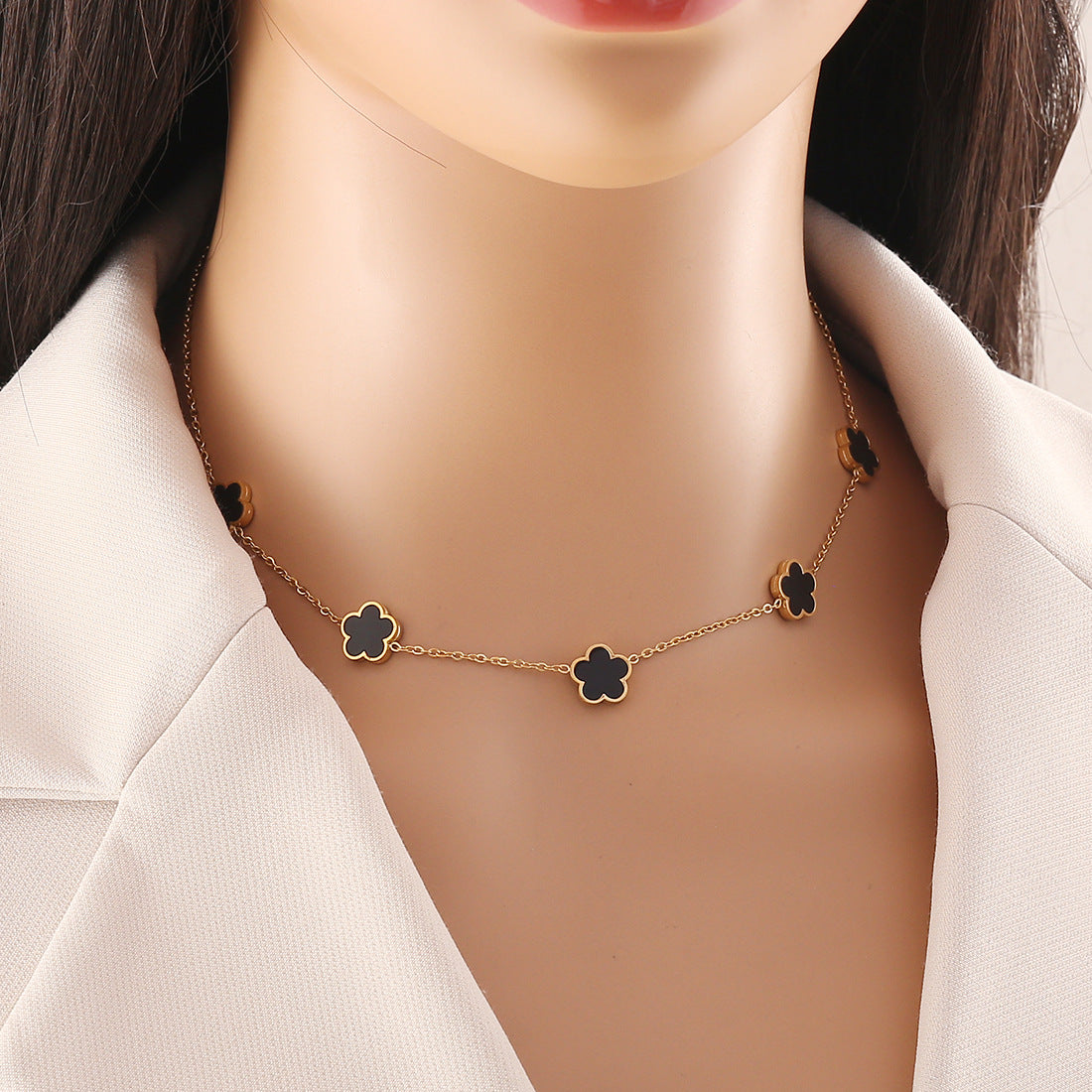 Elegante collana a pendente floreale a cinque petali in acciaio inossidabile con intarsio in acciaio al titanio e finitura galvanica su catena O per donna