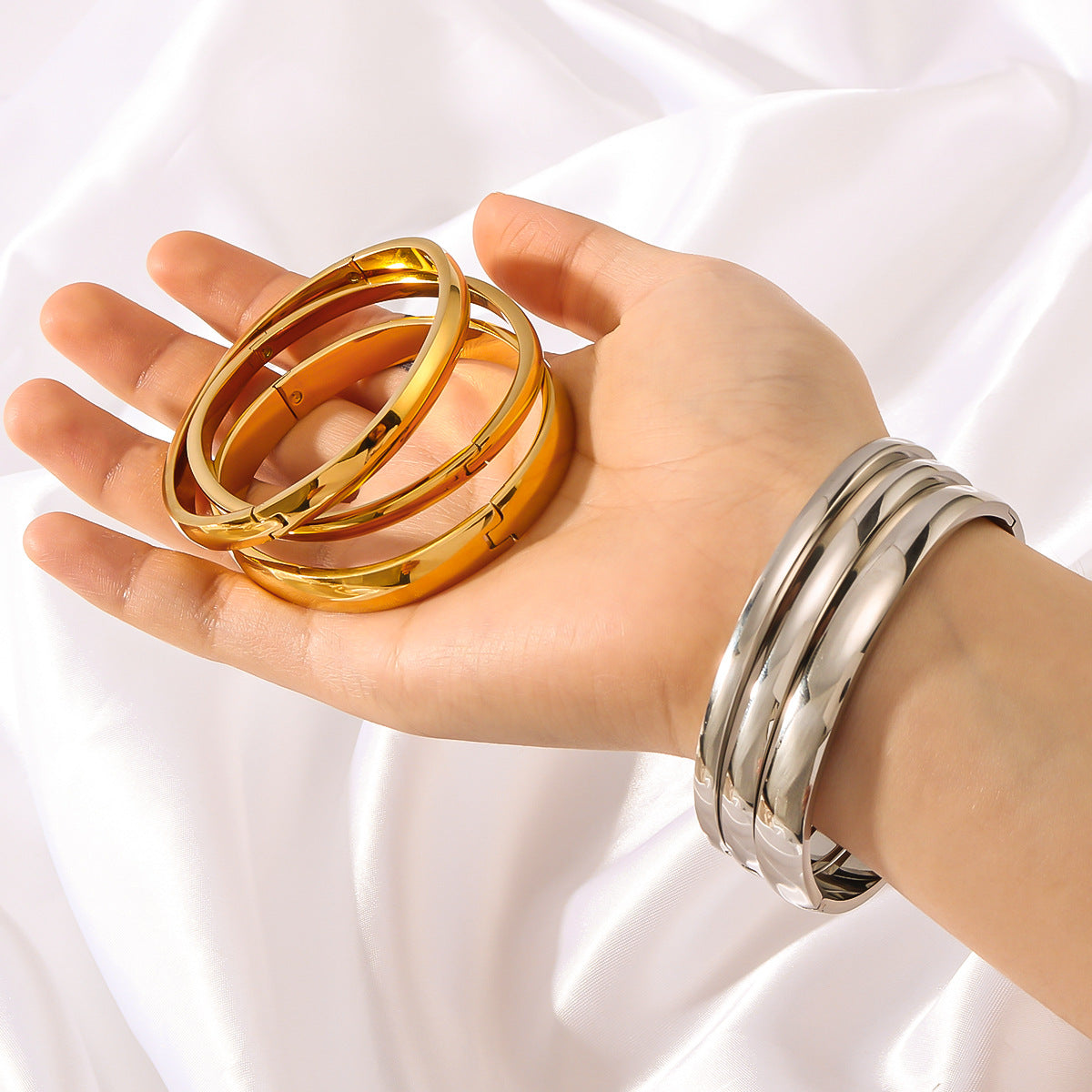 Bracciale Minimalista in Acciaio al Titanio con Finitura Liscia Placcata Sottovuoto, Design Rotondo e Sferico