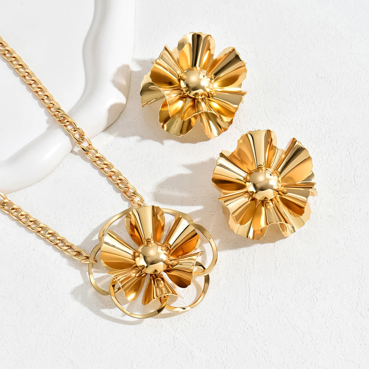 Set collana con pendente floreale e orecchini a perno in lega con placcatura e design a petalo per donna, stile minimalista di lusso