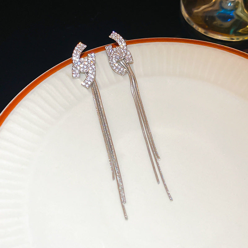 Orecchini pendenti da donna con farfalla minimalista di lusso con zirconia, stile ear cuff, leggeri, ipoallergenici e a clip