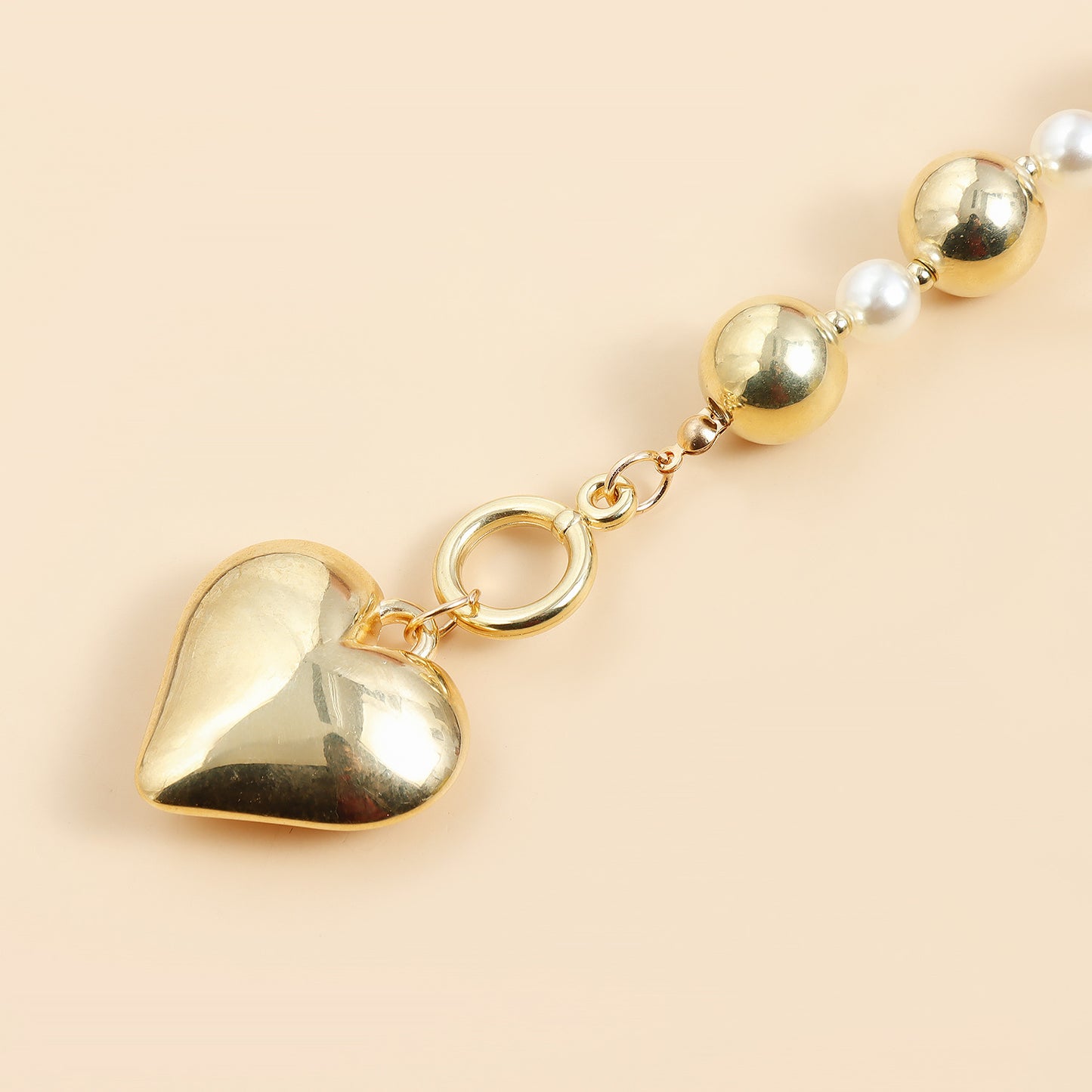 Retro Minimalist Heart-Shaped Resin Pendant Necklace with Gold-Plated Alloy Charm for Women