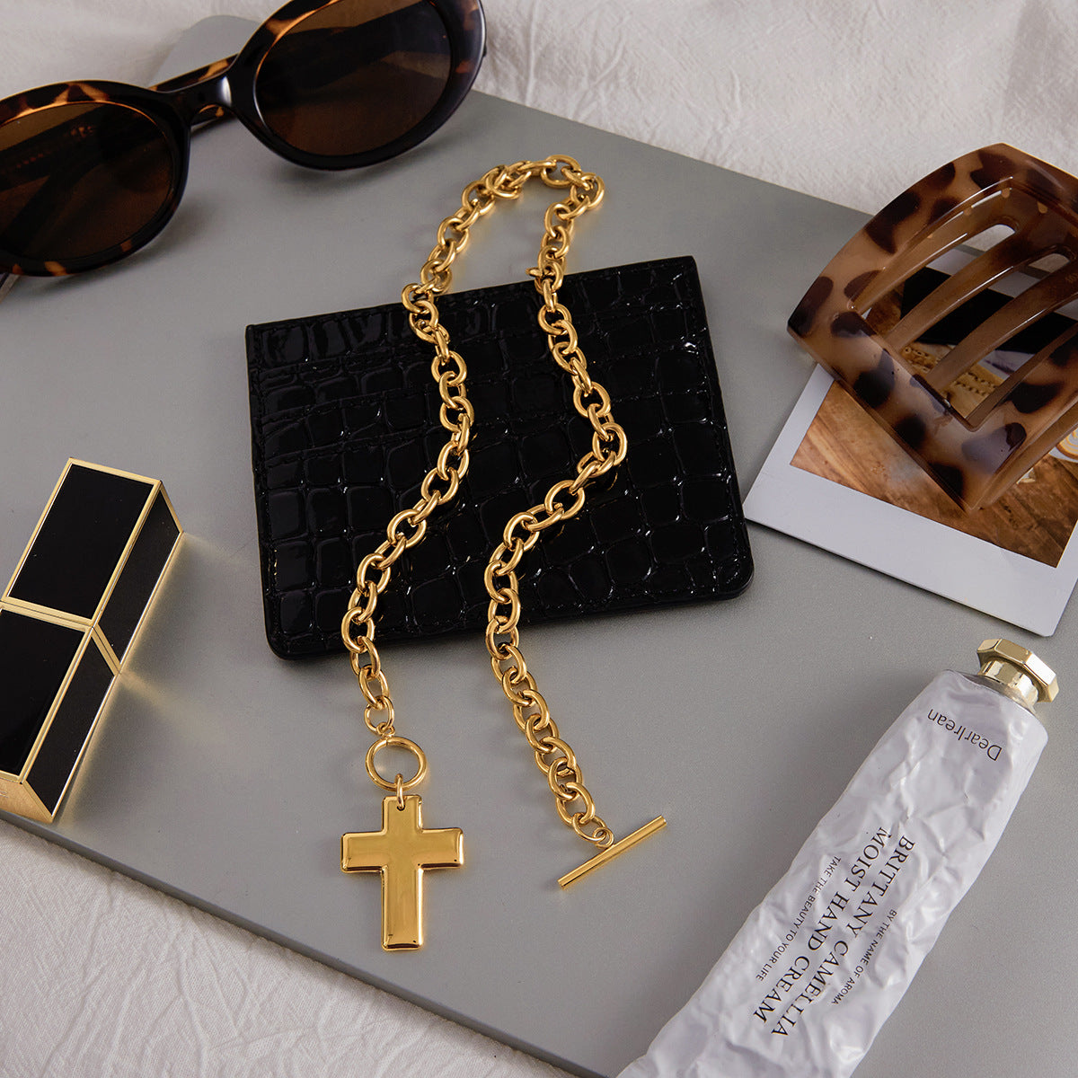Collar con Colgante de Cruz Minimalista en Acero de Titanio con Acabado Chapado para Mujer, Cadena de Serpiente con Broche de Cierre Ajustable