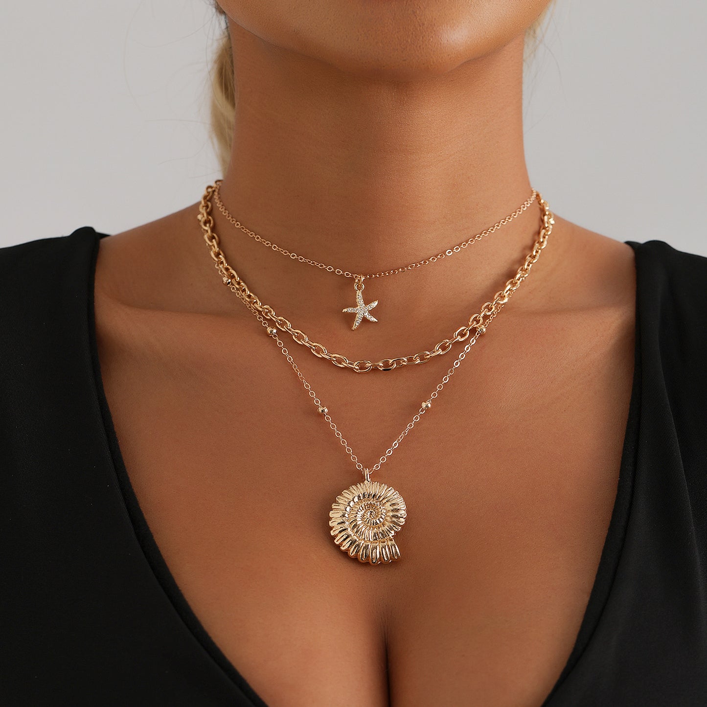 Collana da donna a pendente con conchiglia e stella marina d'ispirazione vintage, con catena a serpente in lega e finitura placcata