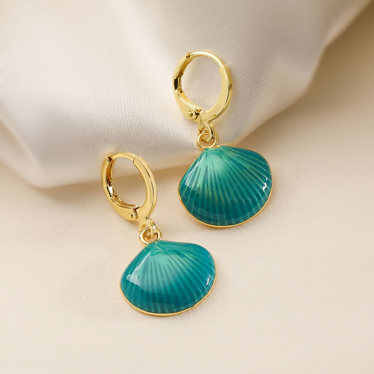 Orecchini da donna geometrici minimalisti a conchiglia irregolare con base in rame, placcatura in oro 18 carati e finitura smaltata
