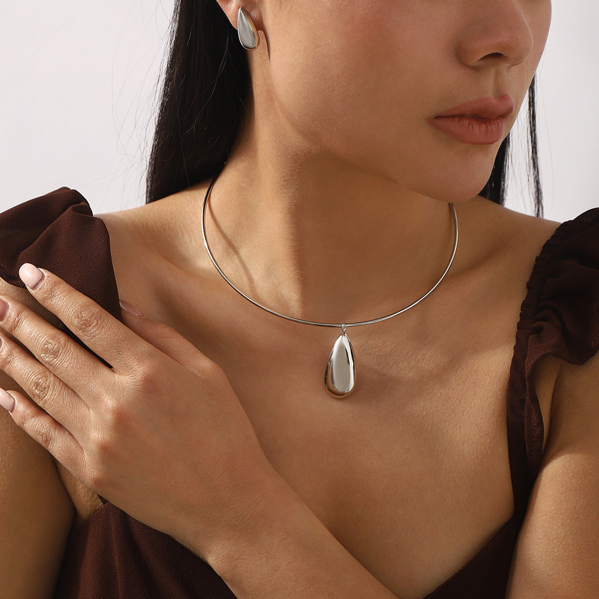 Collar minimalista geométrico colgante para mujer con colgante de aleación galvanizada en cadena estándar, estilo gargantilla de moda