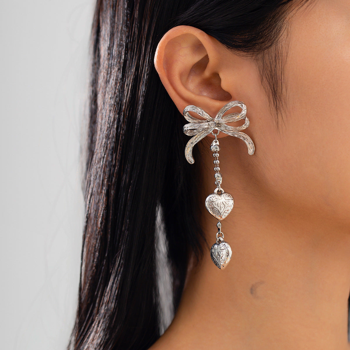 Pendientes largos minimalistas con borlas en forma de corazón y detalle de lazo en aleación chapada para mujer