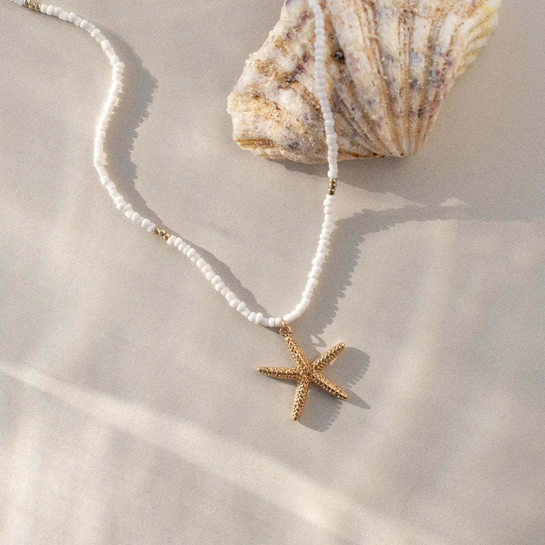 Collar Minimalista de Concha Marina y Caballito de Mar en Acero Inoxidable con Enchapado al Vacío de Oro de 18K para Uso Unisex
