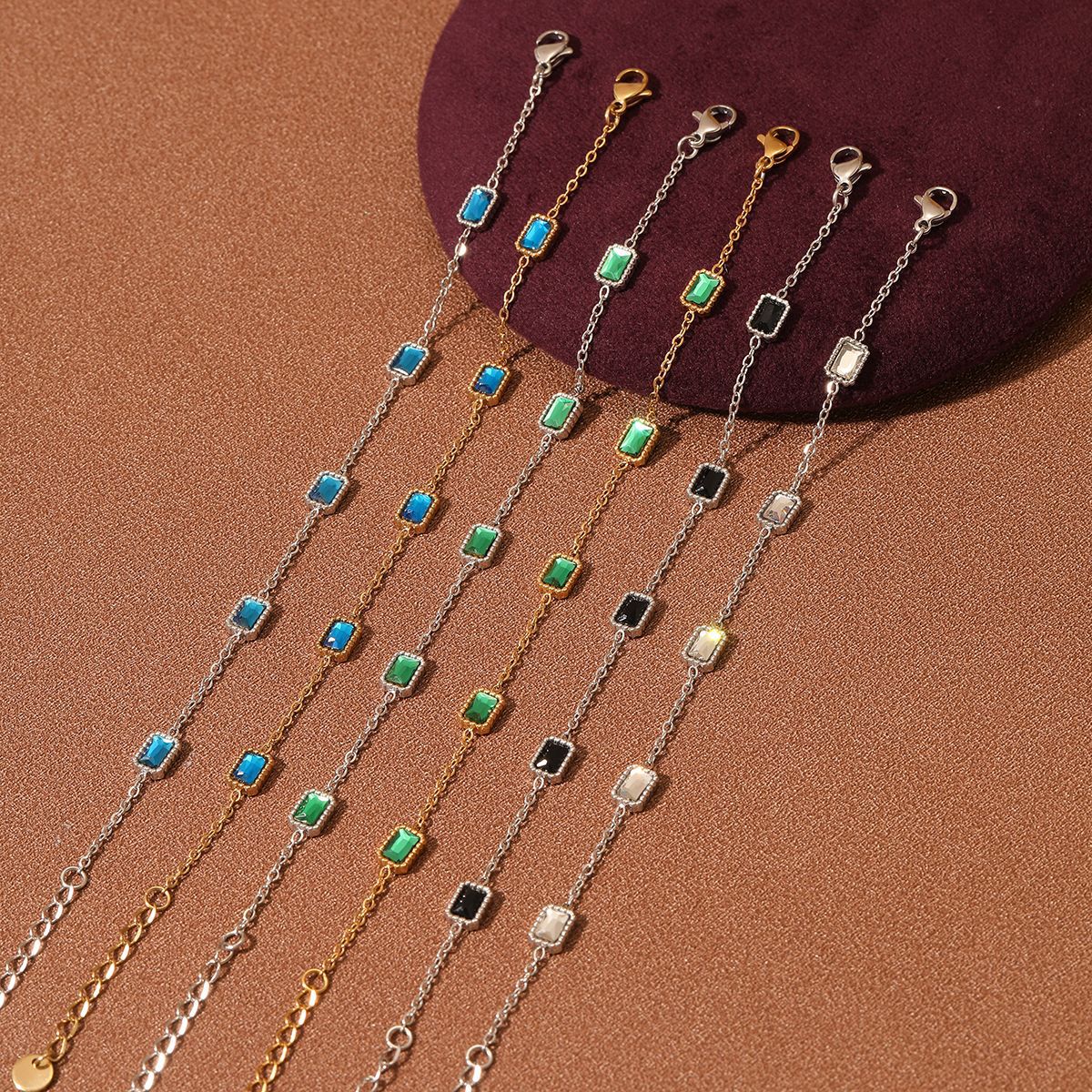 Bracciale da donna in acciaio al titanio placcato oro 18K con strass colorati a forma geometrica, alla moda