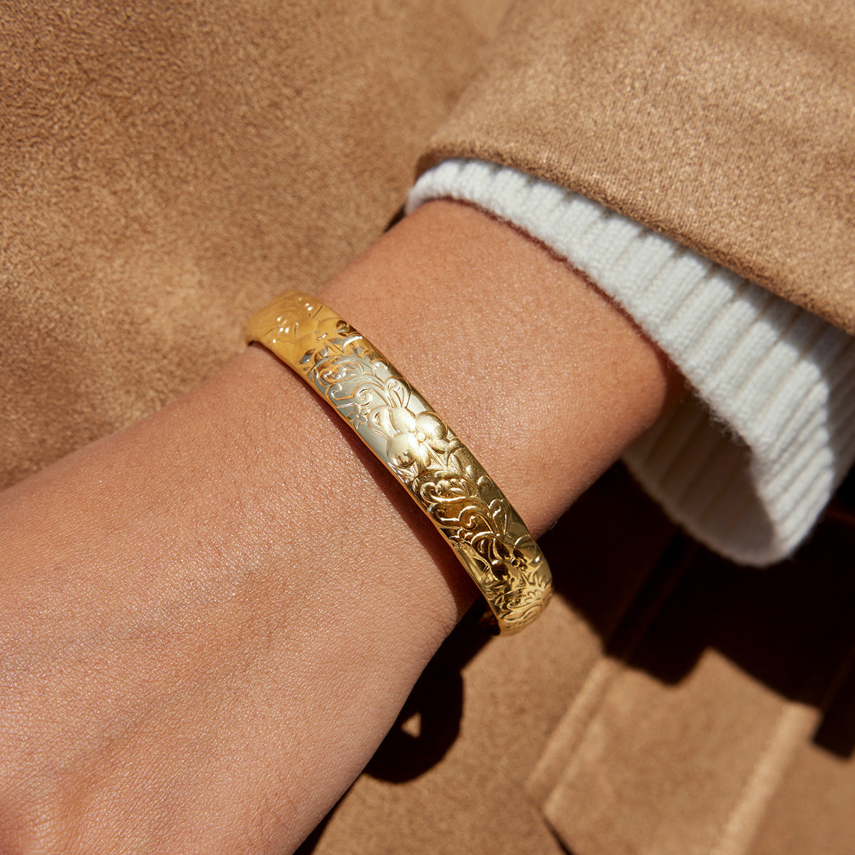 Brazalete Abierto Floral de Acero Inoxidable con Baño de Oro de 18K para Mujer