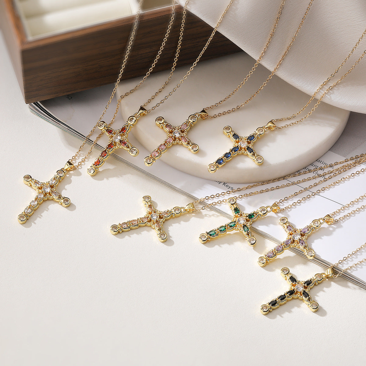 Collana Pendente a Croce Minimalista da Donna con Base in Rame Placcata in Oro Vero e Intarsi in Zircone