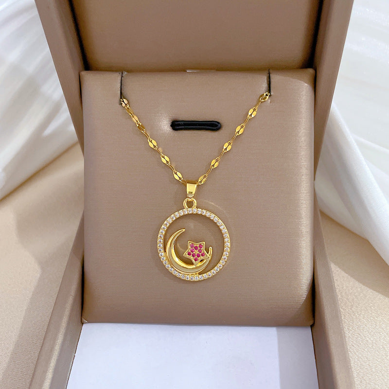 Collana da donna lussuosa e minimalista in acciaio al titanio con luna intarsiata di strass, dolce ciondolo geometrico