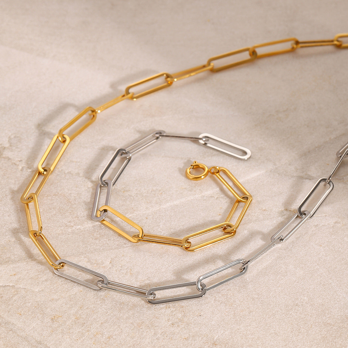 Collana con pendente geometrico in acciaio inossidabile placcato titanio per donna con motivo a linea minimalista e delicata catena per clavicola