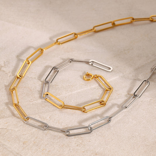 Collana con pendente geometrico in acciaio inossidabile placcato titanio per donna con motivo a linea minimalista e delicata catena per clavicola
