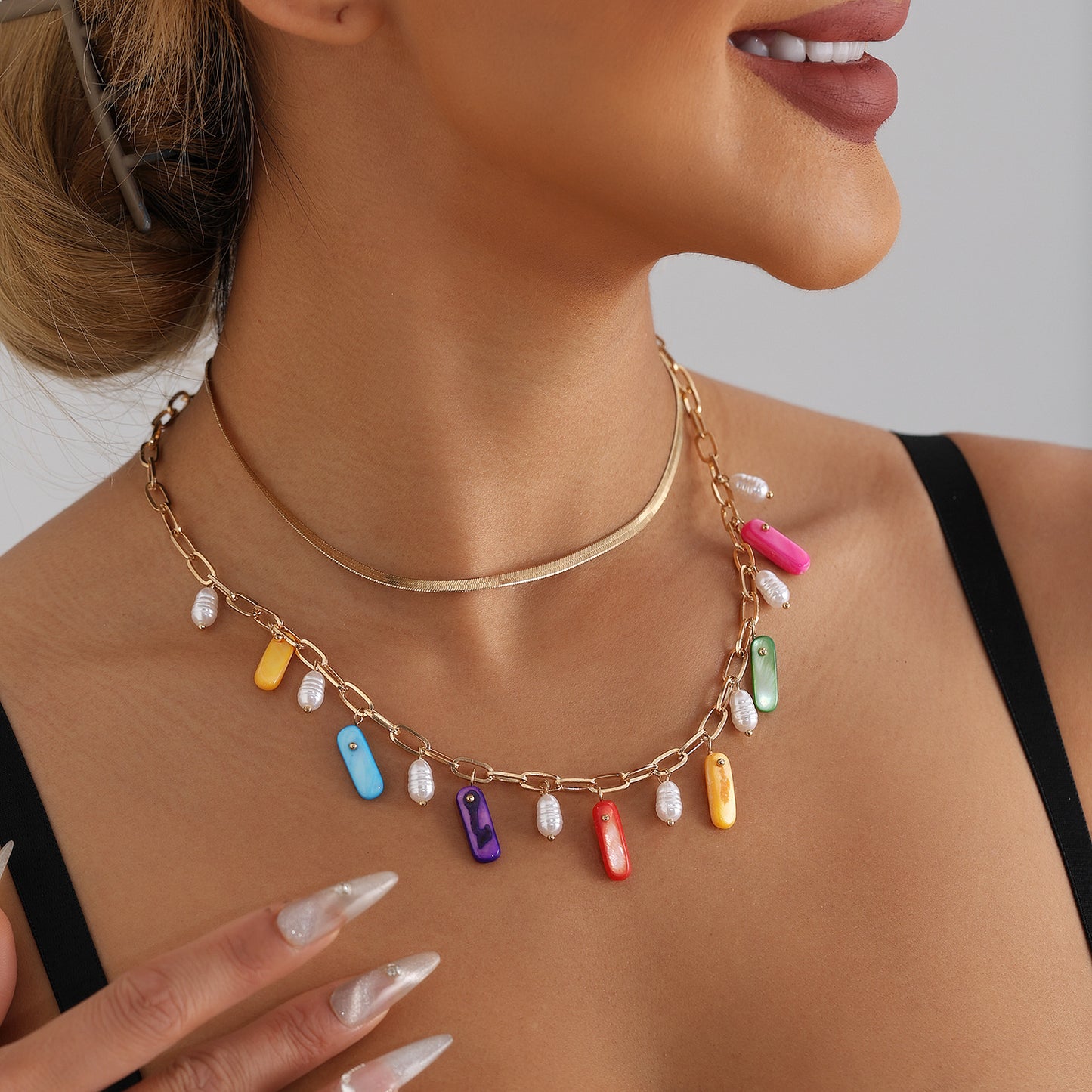 Collar Colgante de Estilo Geométrico para Mujer Hecho de Aleación con Acabado Chapado, Cadena de Clavícula Colorida Inspirada en Conchas