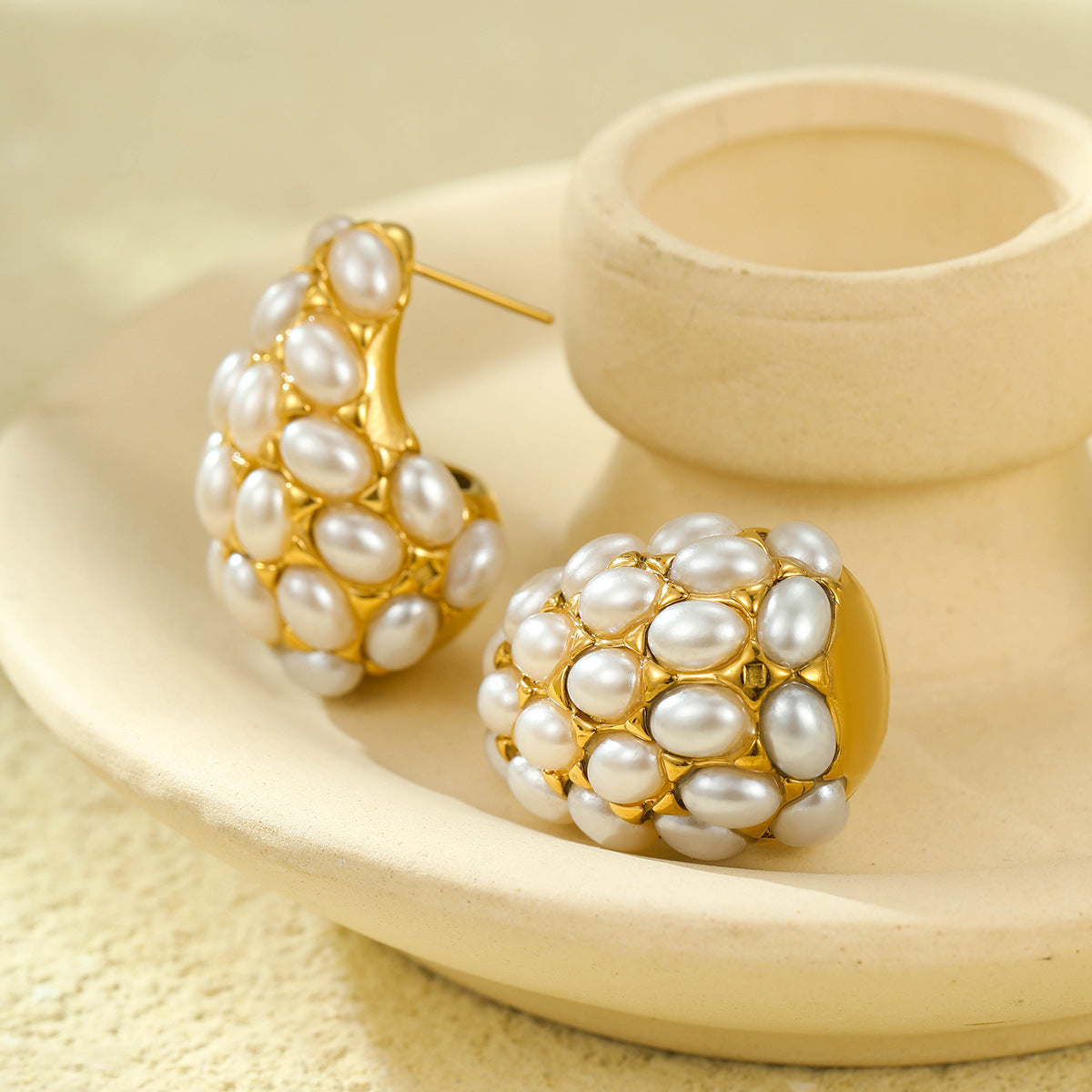 Pendientes de acero de titanio con forma de lágrima estilo vintage, incrustaciones de perlas y baño de oro de 18 quilates para mujer
