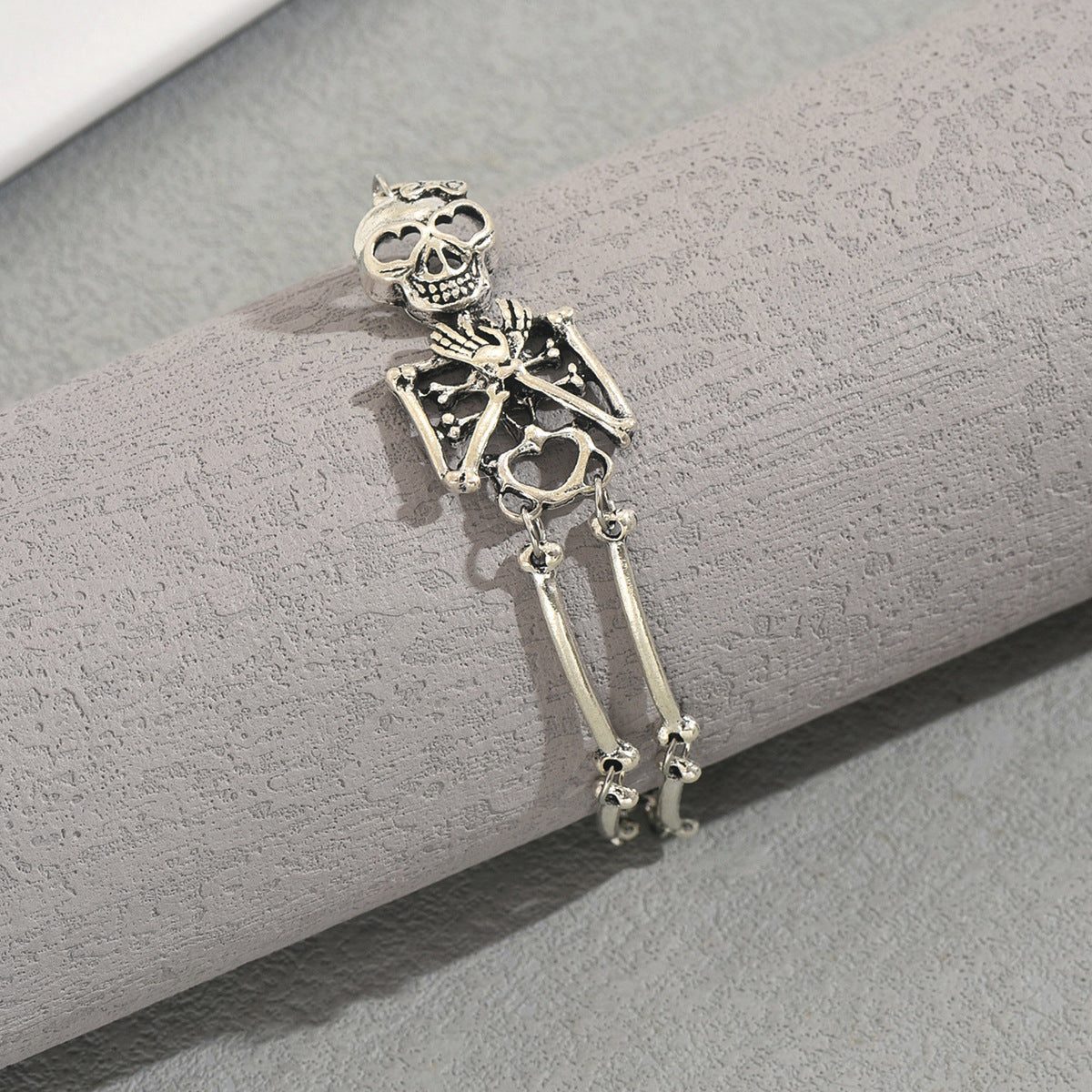 Pulsera de aleación de zinc chapada con diseño de calavera geométrica a la moda para mujer, accesorio de Halloween