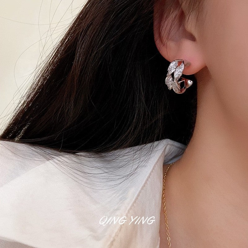 Orecchini da donna stile vintage a forma di C attorcigliata con zirconi micro-incastonati su ottone placcato oro e perni ipoallergenici in argento