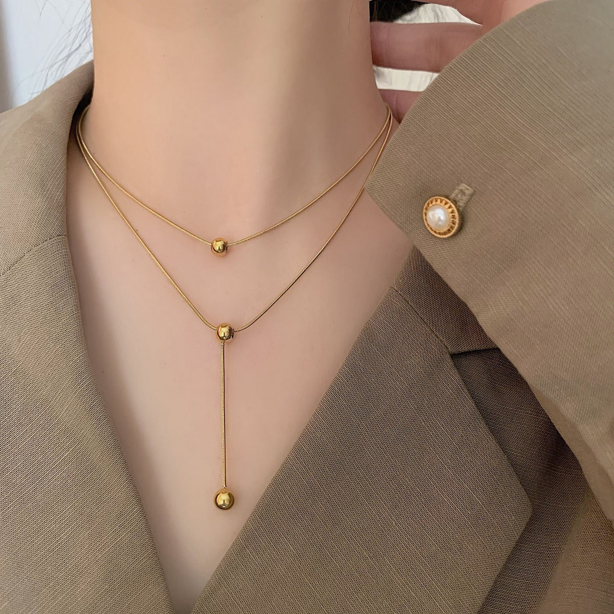 Collar minimalista de acero de titanio de dos capas con borla y cuentas redondas para mujer, estilo guardapelo con cadena de serpiente
