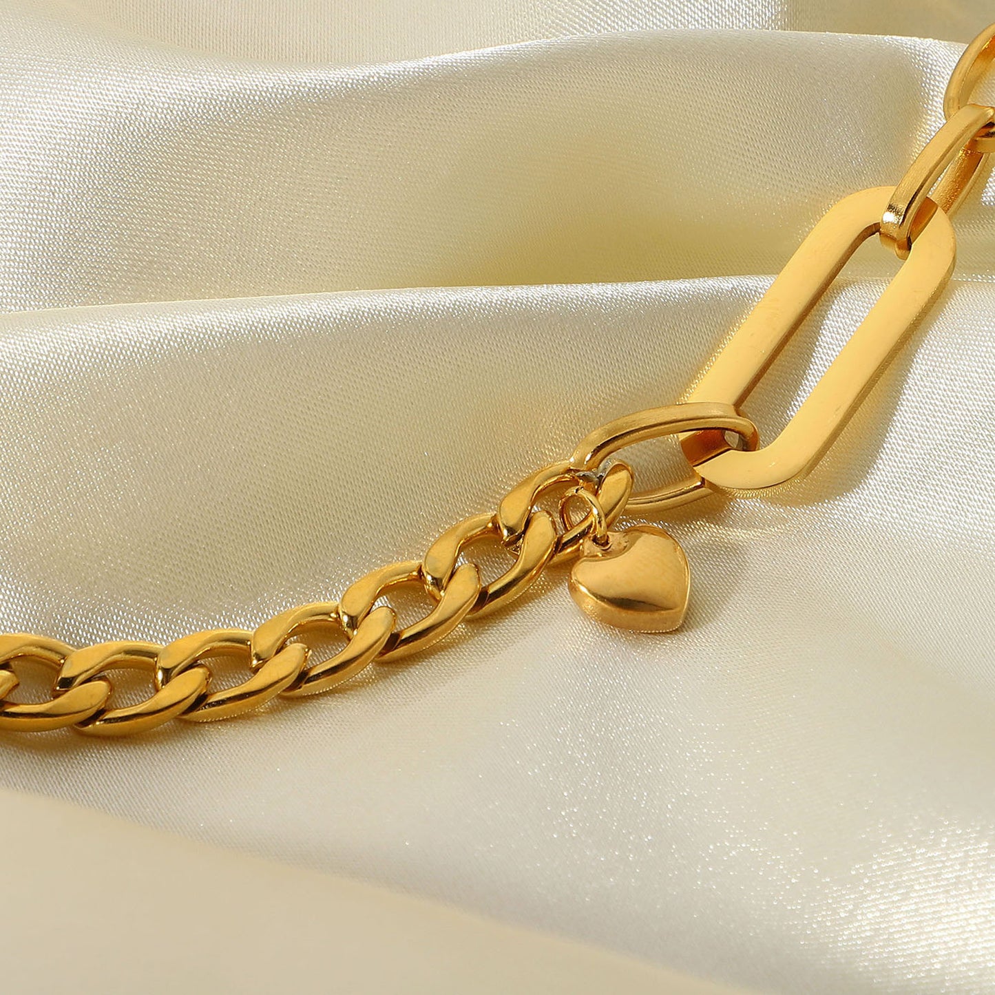 Braccialetto Minimalista con Ciondolo a Cuore Ovale in Acciaio al Titanio con Placcatura Sottovuoto in Oro 18K per Donna