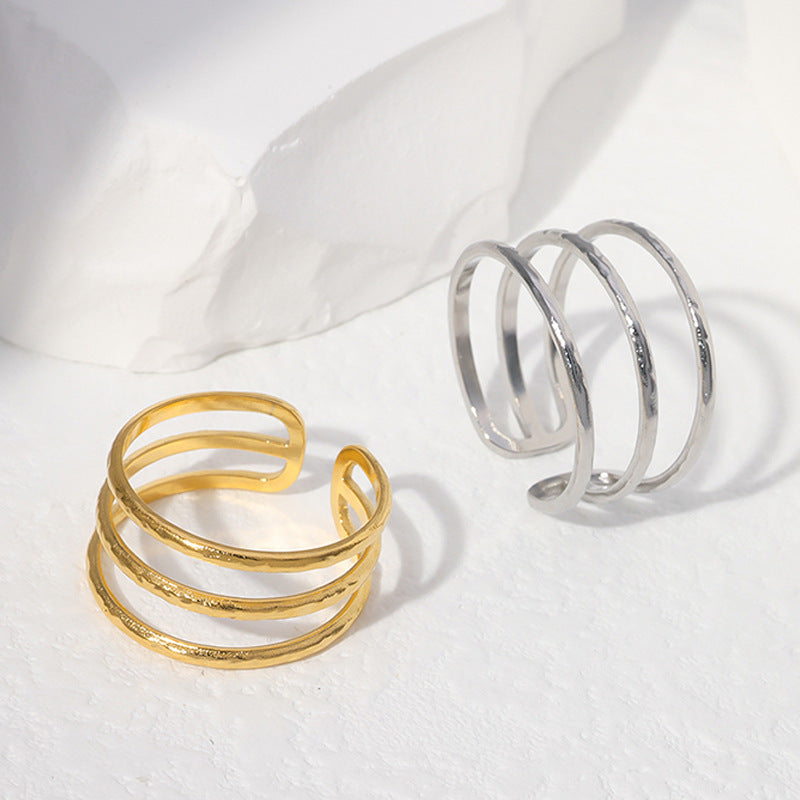 Anello aperto da donna minimalista geometrico in acciaio al titanio con finitura placcata, fascia impilabile in acciaio inossidabile