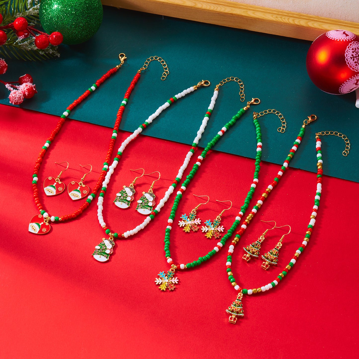 Set di Collana e Orecchini con Ciondoli ad Albero di Natale e Fiocco di Neve, Finitura Smaltata in Lega per Donna