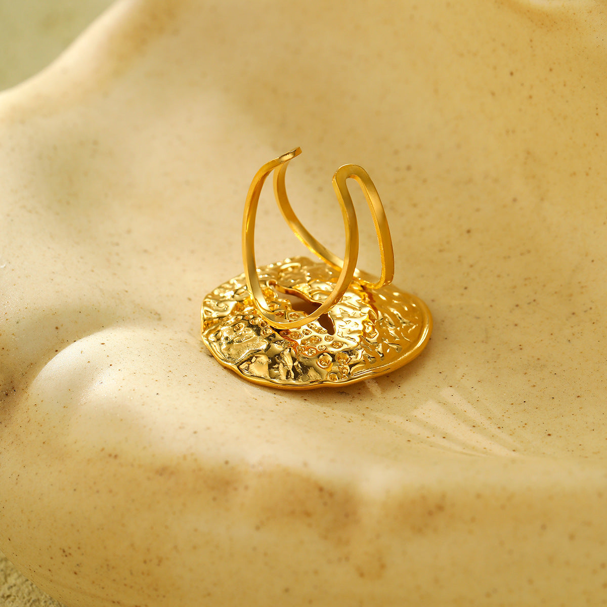 Anillo de acero de titanio chapado en oro de 18 quilates, redondo, geométrico, arrugado, de lujo ligero para mujer