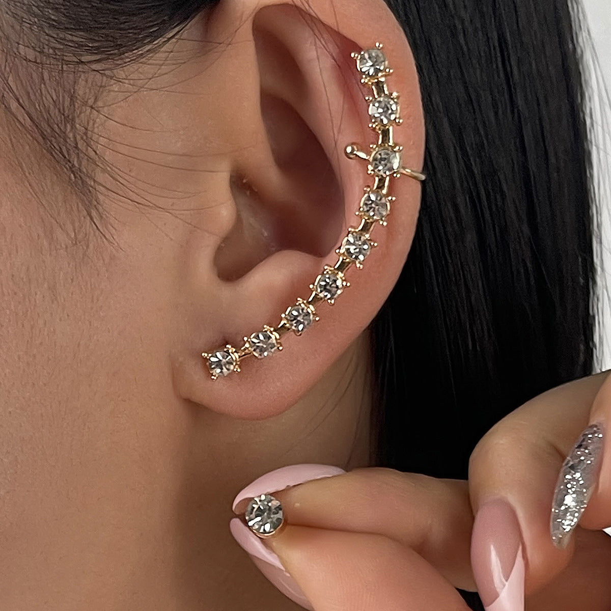 Orecchini a polsino piccoli e minimalisti con intarsio di strass e lega placcata per donne
