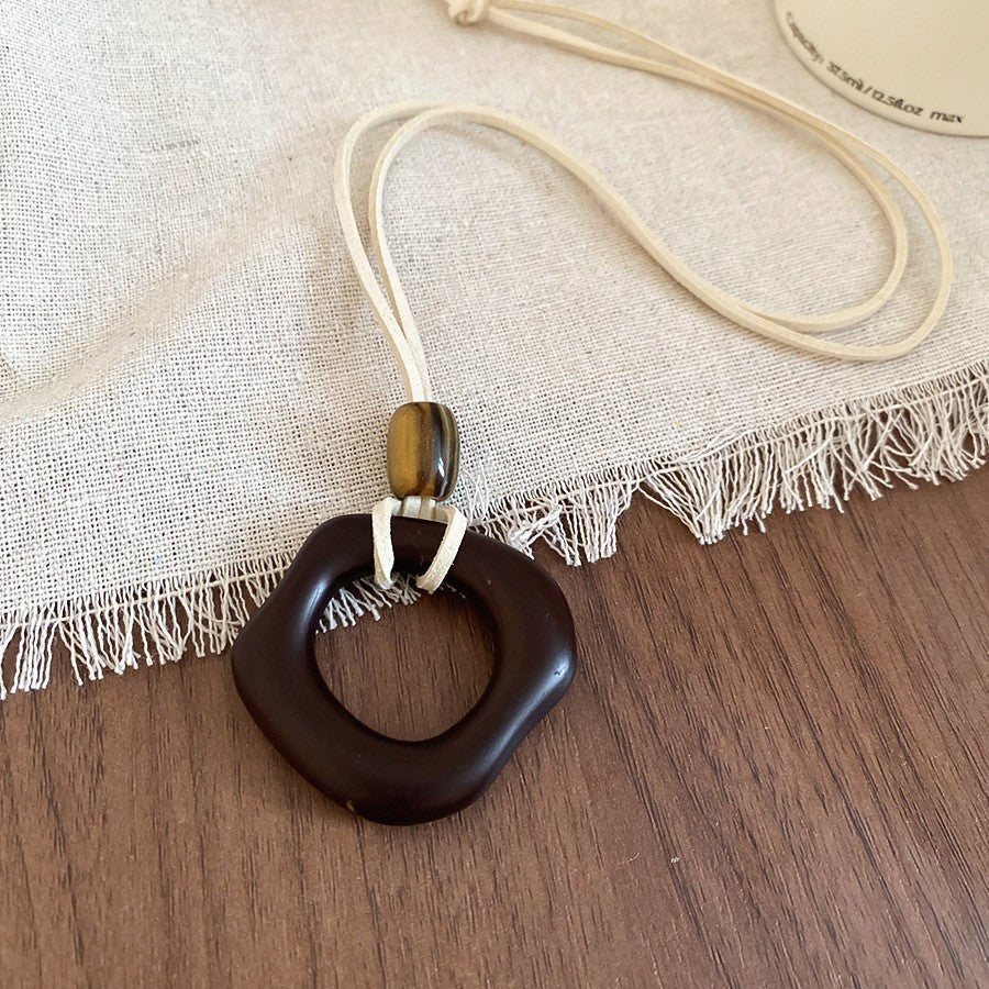 Collana con ciondolo geometrico in acrilico stile retrò da donna con charm in lega, fatta a mano, catena a strati alla moda minimalista
