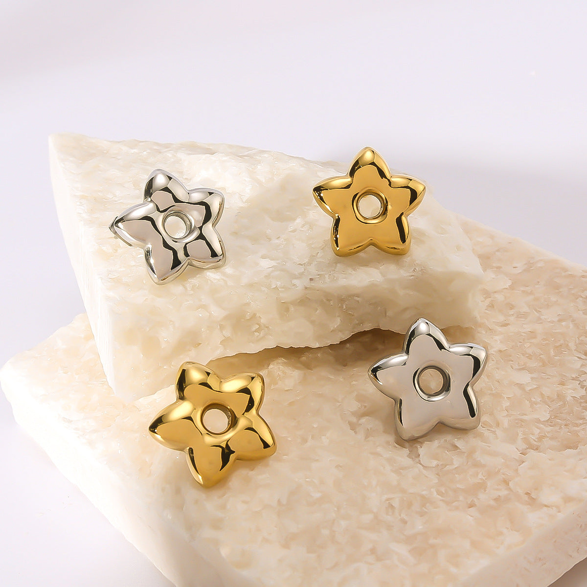 Orecchini minimalisti a stella geometrica in acciaio inossidabile con design a traforo e placcatura sottovuoto in oro 18K da donna