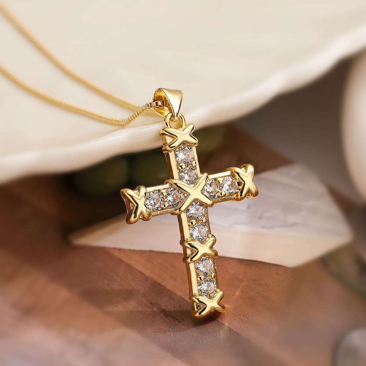 Collana con Ciondolo a Croce Minimalista da Donna in Rame Placcato Oro e Zirconi, Catenina a Maglie Geometriche