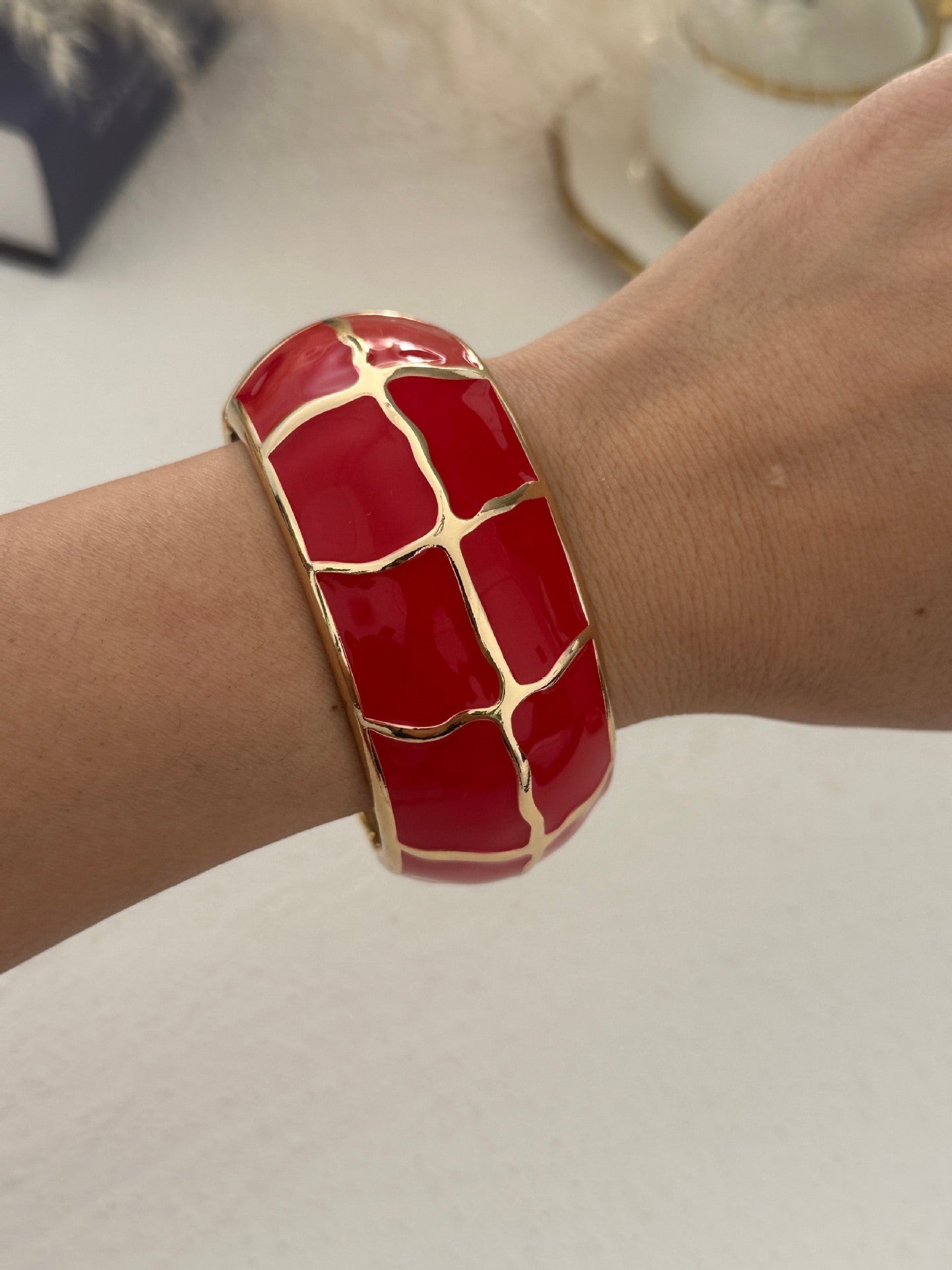 Bracciale in lega geometrico con smalto rosso lussuoso ed elegante