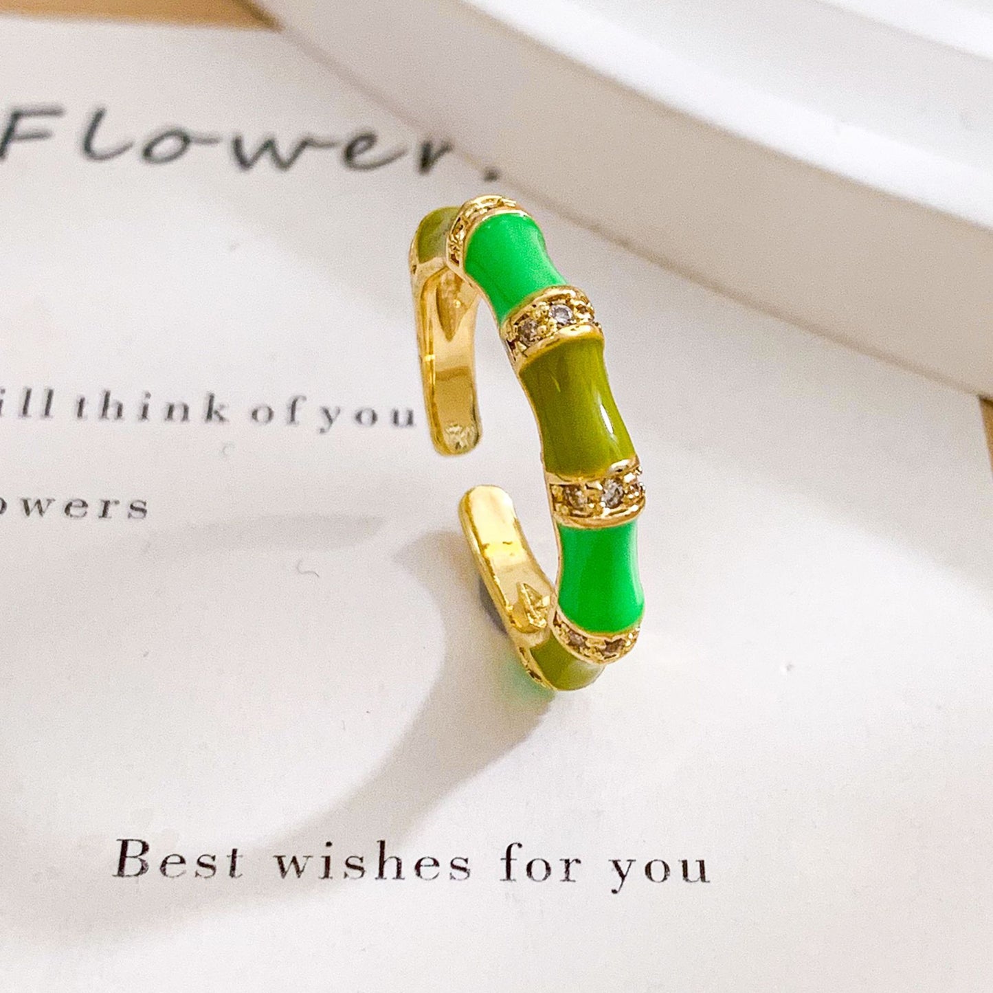 Anello da donna regolabile Sweet Luxury placcato oro con smalto design bambù