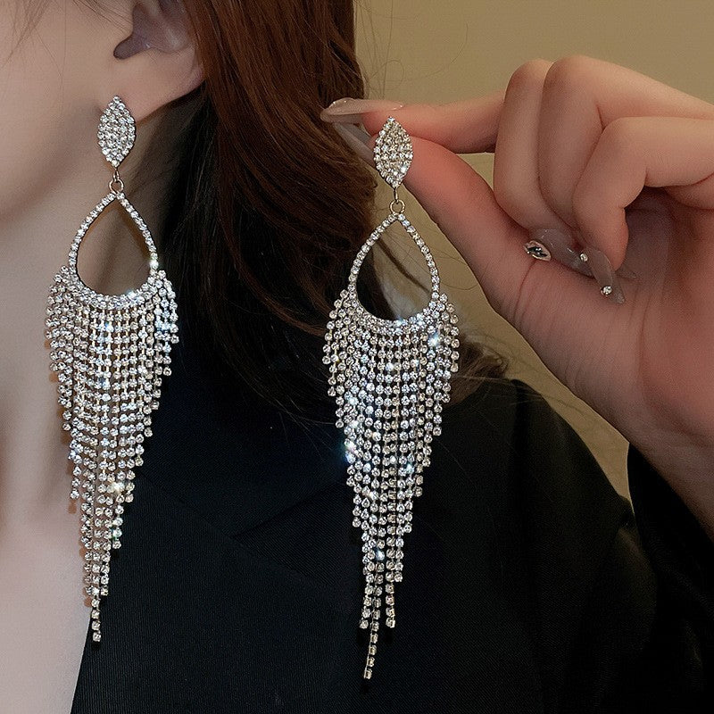 Orecchini a perno di lusso con lega geometrica irregolare e intarsio di strass, placcati argento, alla moda e versatili da donna