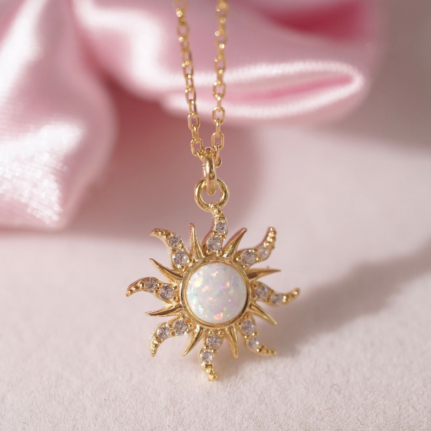Collana con ciondolo artistico in opale geometrico con stelle in zirconia micro-pavé su catena in rame da donna