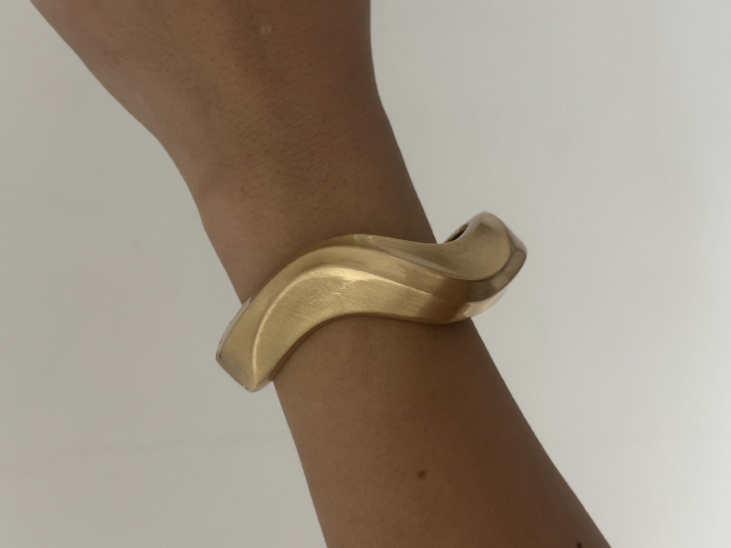 Bracciale a Polsino a Goccia Geometrico in Lega Placcata Opaca Elegante e alla Moda Design Irregolare a Incavo