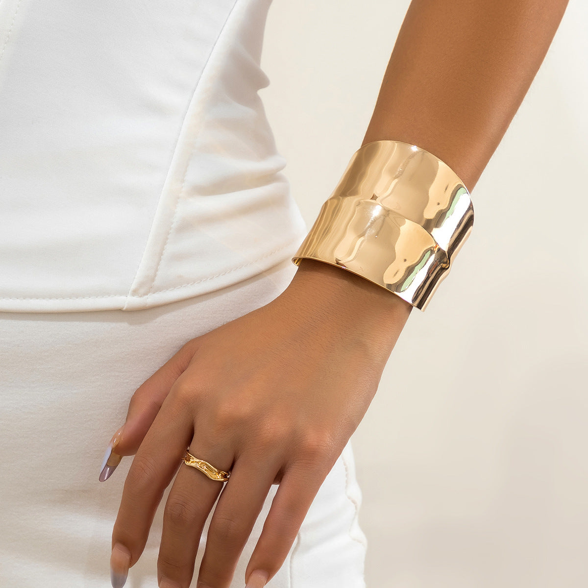 Pulsera de metal geométrica minimalista estilo francés con diseño ahuecado, acabado pulido y diseño abierto