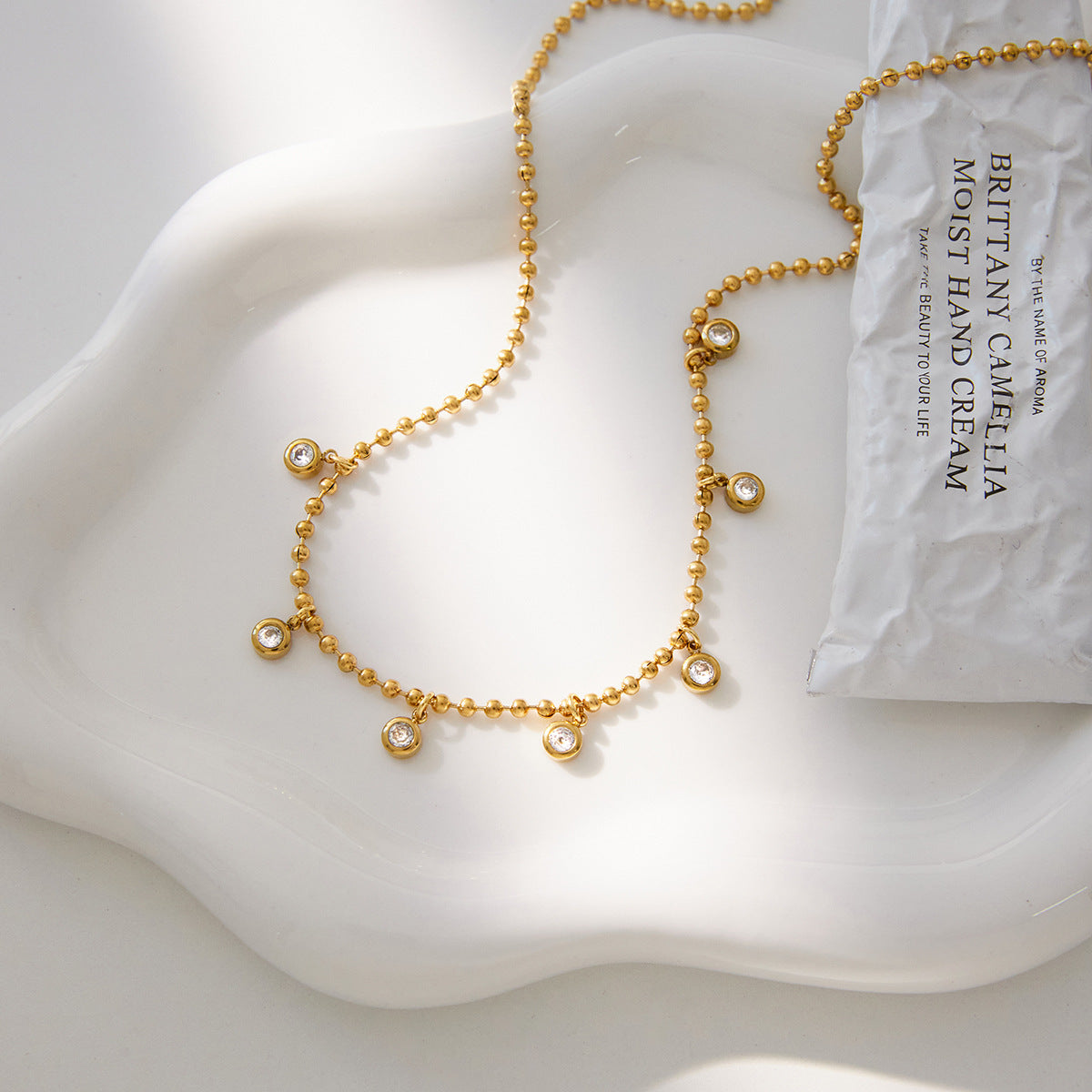 Collana da donna a catena con perline in zircone, in acciaio al titanio placcato oro 18 carati, con goccia d'acqua geometrica di lusso