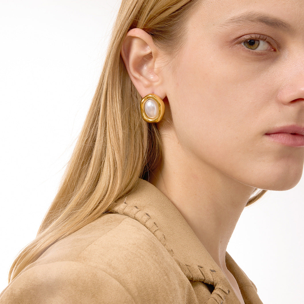 Orecchini a perno geometrici con perle in resina, in acciaio al titanio placcato oro 18 carati da donna — Gioielli di lusso leggeri e alla moda