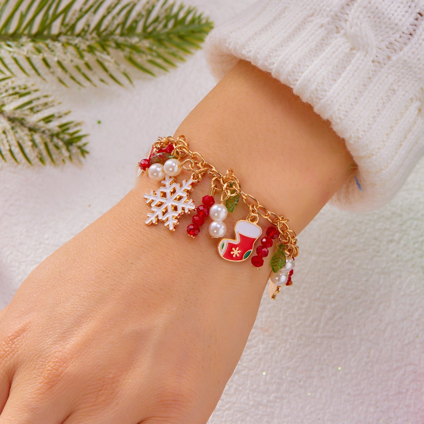 Pulsera de aleación con temática navideña con dijes de muñeco de nieve, reno, copo de nieve, hombre de jengibre, bastón de caramelo, cristal y cuentas, acabado chapado