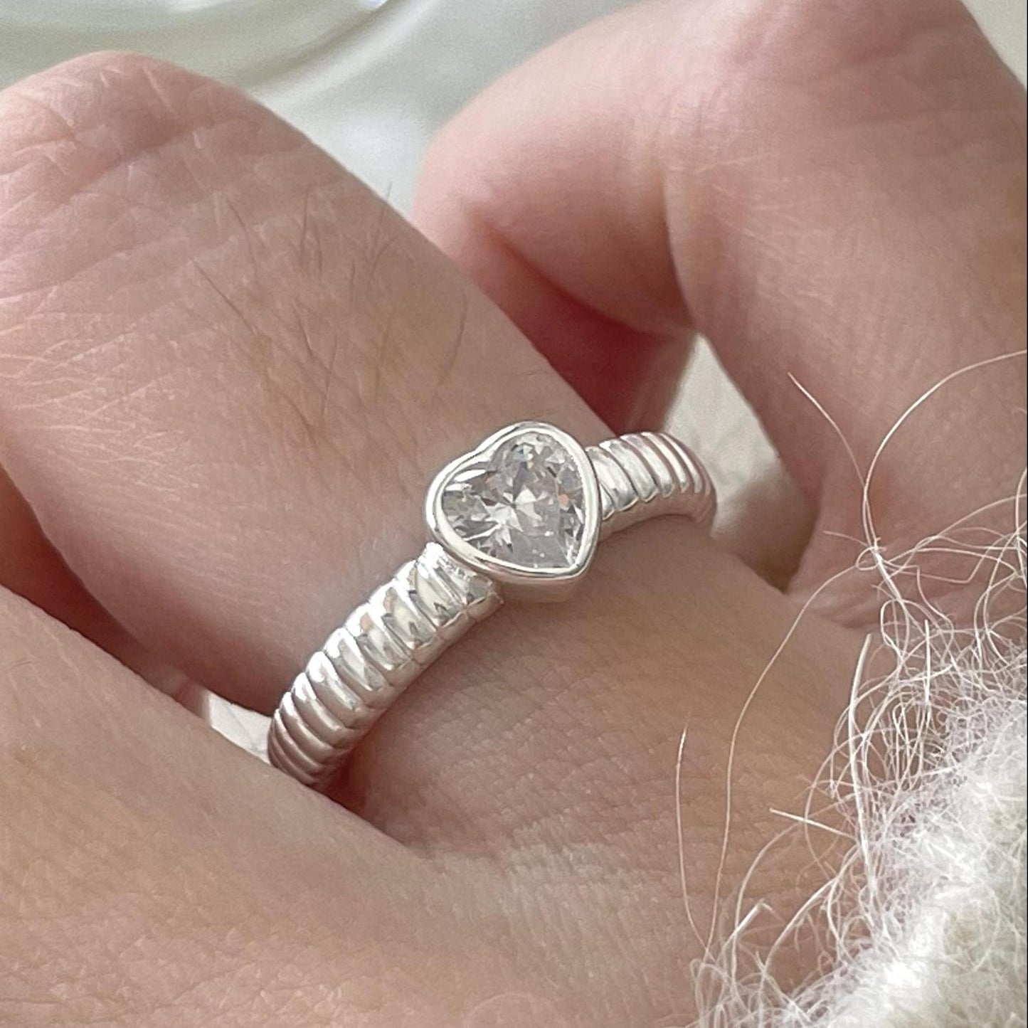 Anello Minimalista a Forma di Cuore in Argento Sterling S925 con Intarsio in Zirconi per Donna