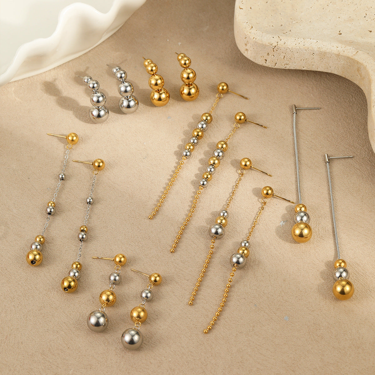 Orecchini geometrici in acciaio inossidabile alla moda con placcatura in oro 18 carati e design a sfera rotonda per donna