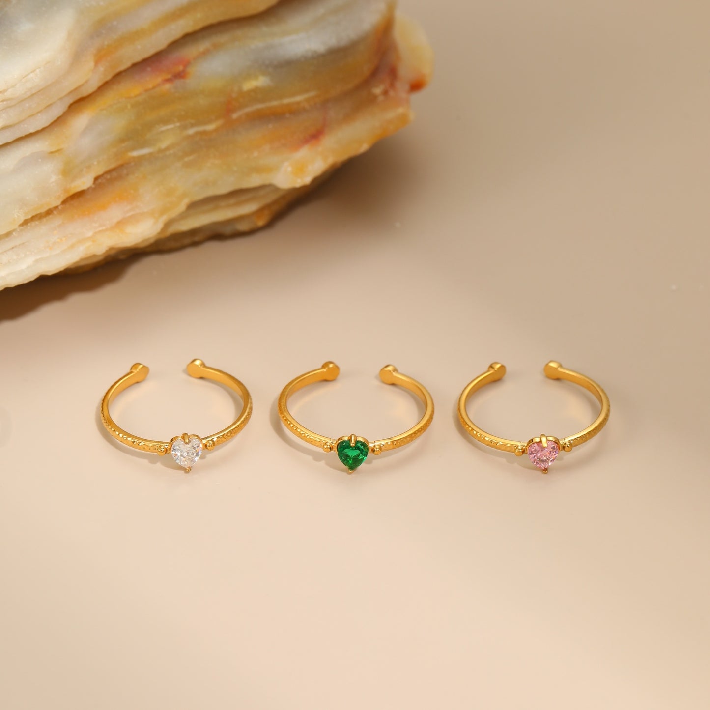 Anillo de acero de titanio con forma de corazón, incrustaciones de diamantes de imitación, chapado en oro, anillo de banda abierta ajustable de acero inoxidable para mujer