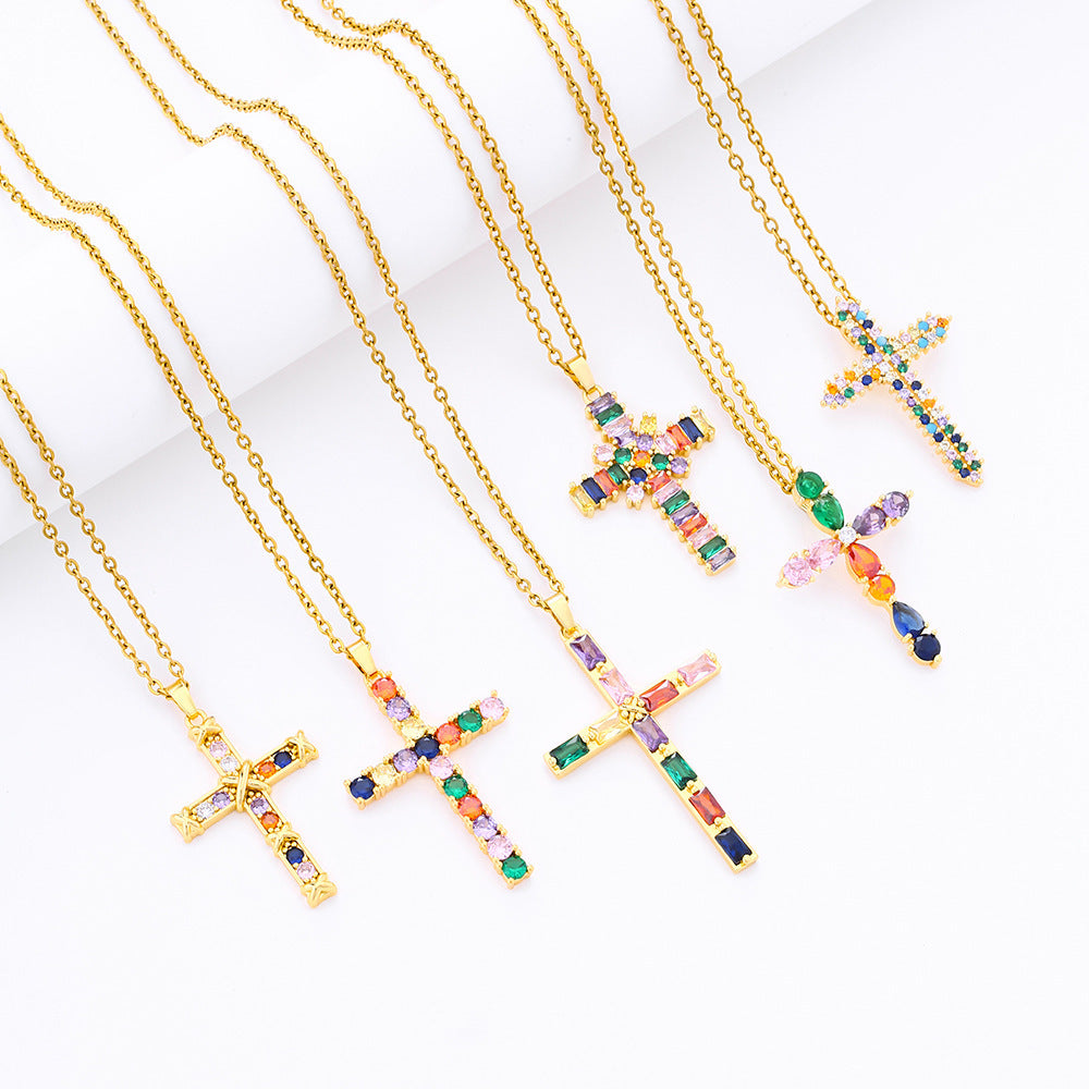 Collana pendente a croce minimalista da donna in rame con placcatura in oro e cristalli di zircone colorati su catena piatta a croce