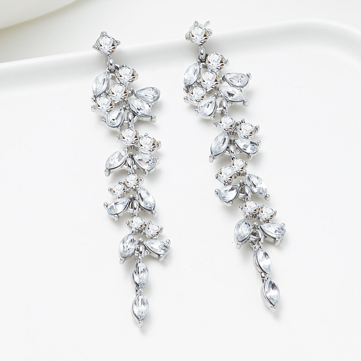 Pendientes Minimalistas de Borla de Estilo Coreano con Tachuelas de Aleación en Forma Floral con Incrustaciones de Zirconia