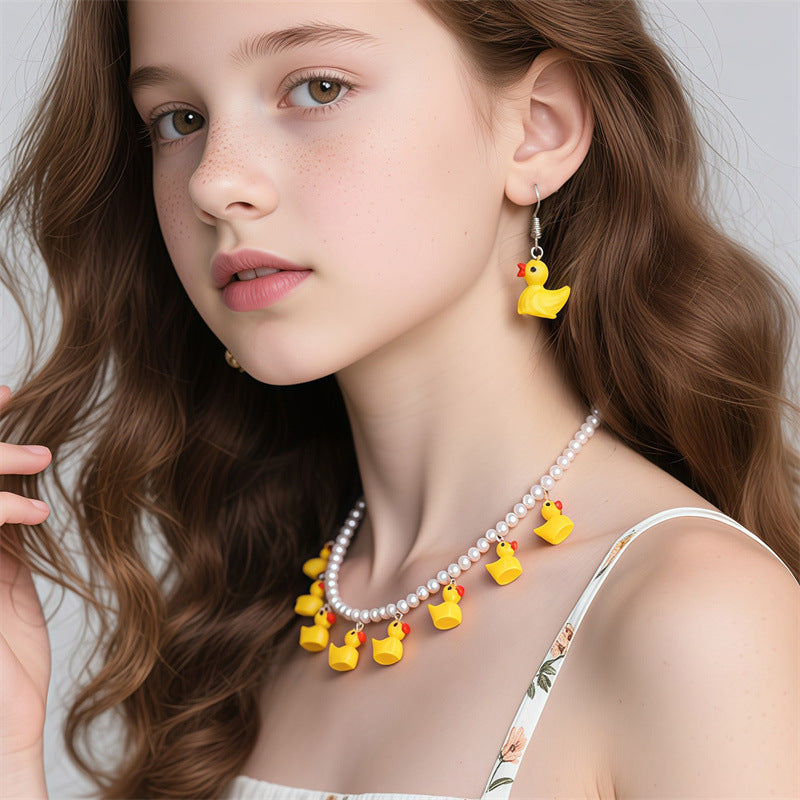 Collar con colgante de pato amarillo minimalista para niñas con dije de resina y cuentas de perlas en cadena de bolitas