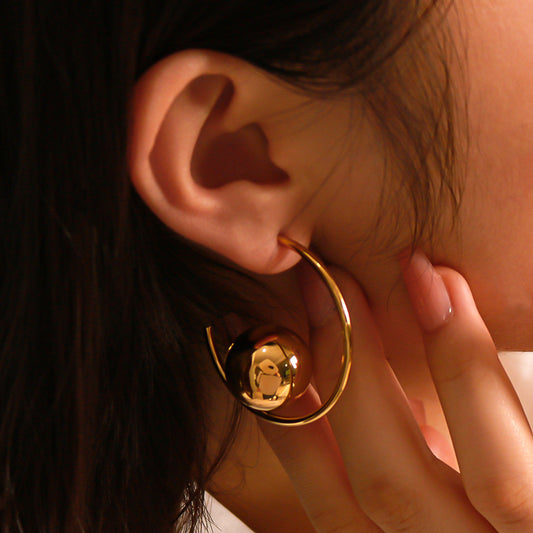 Aretes minimalistas de acero inoxidable con forma de C geométrica hueca, diseño esférico ligero y acabado chapado al vacío en oro de 18K