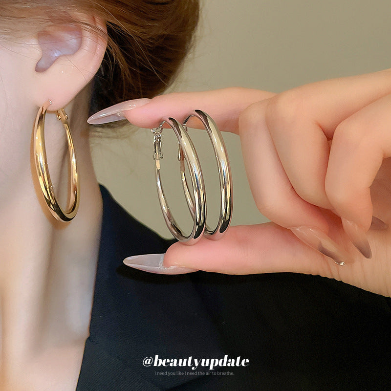 Elegantes aretes de aro geométricos minimalistas de aleación con acabado galvanizado para mujer
