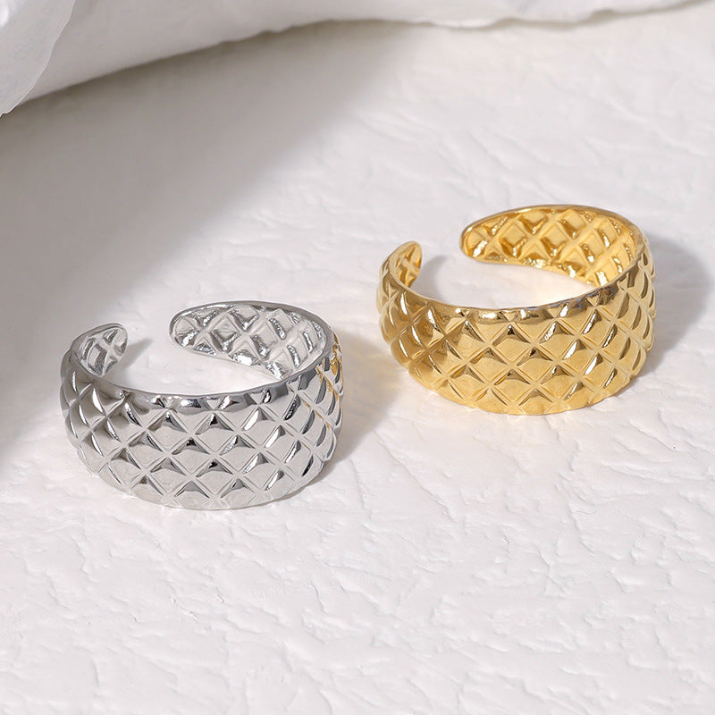 Anello aperto da donna in acciaio inossidabile con motivo trapuntato geometrico di ispirazione vintage e finitura placcata