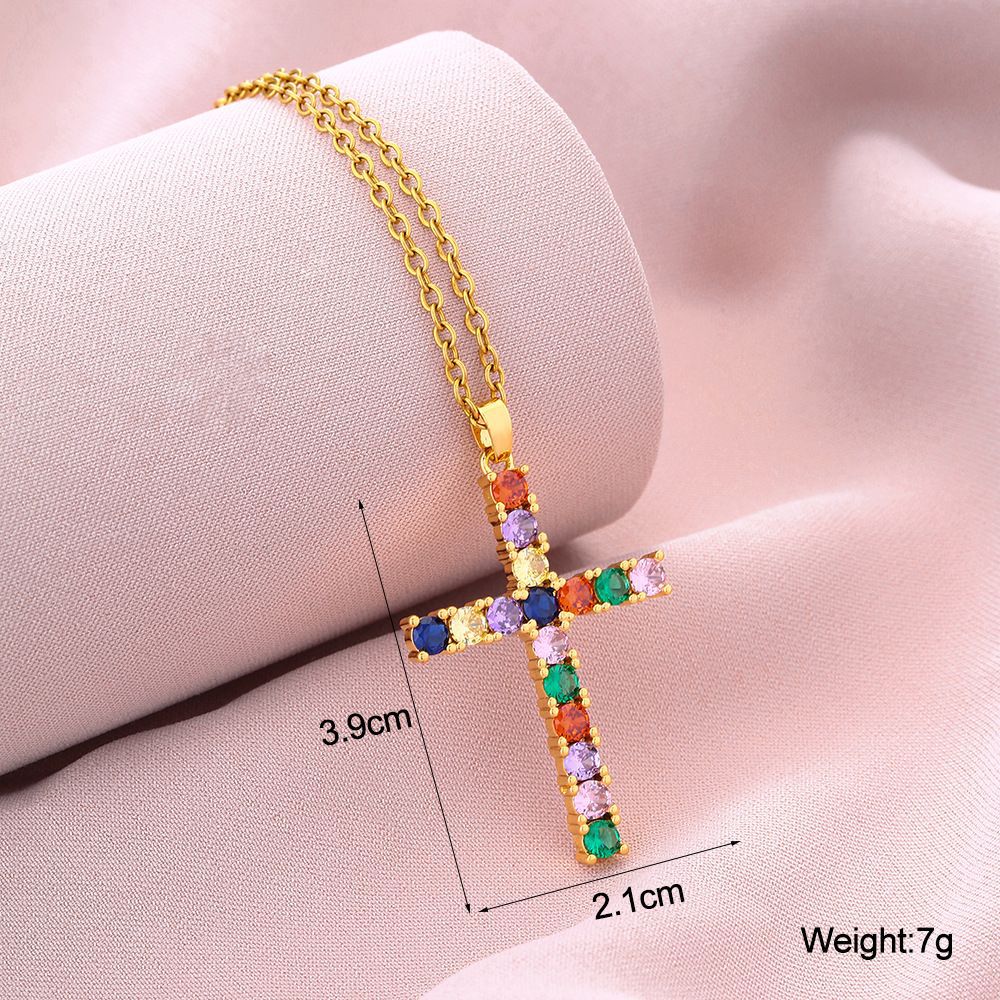 Collana pendente a croce minimalista da donna in rame con placcatura in oro e cristalli di zircone colorati su catena piatta a croce